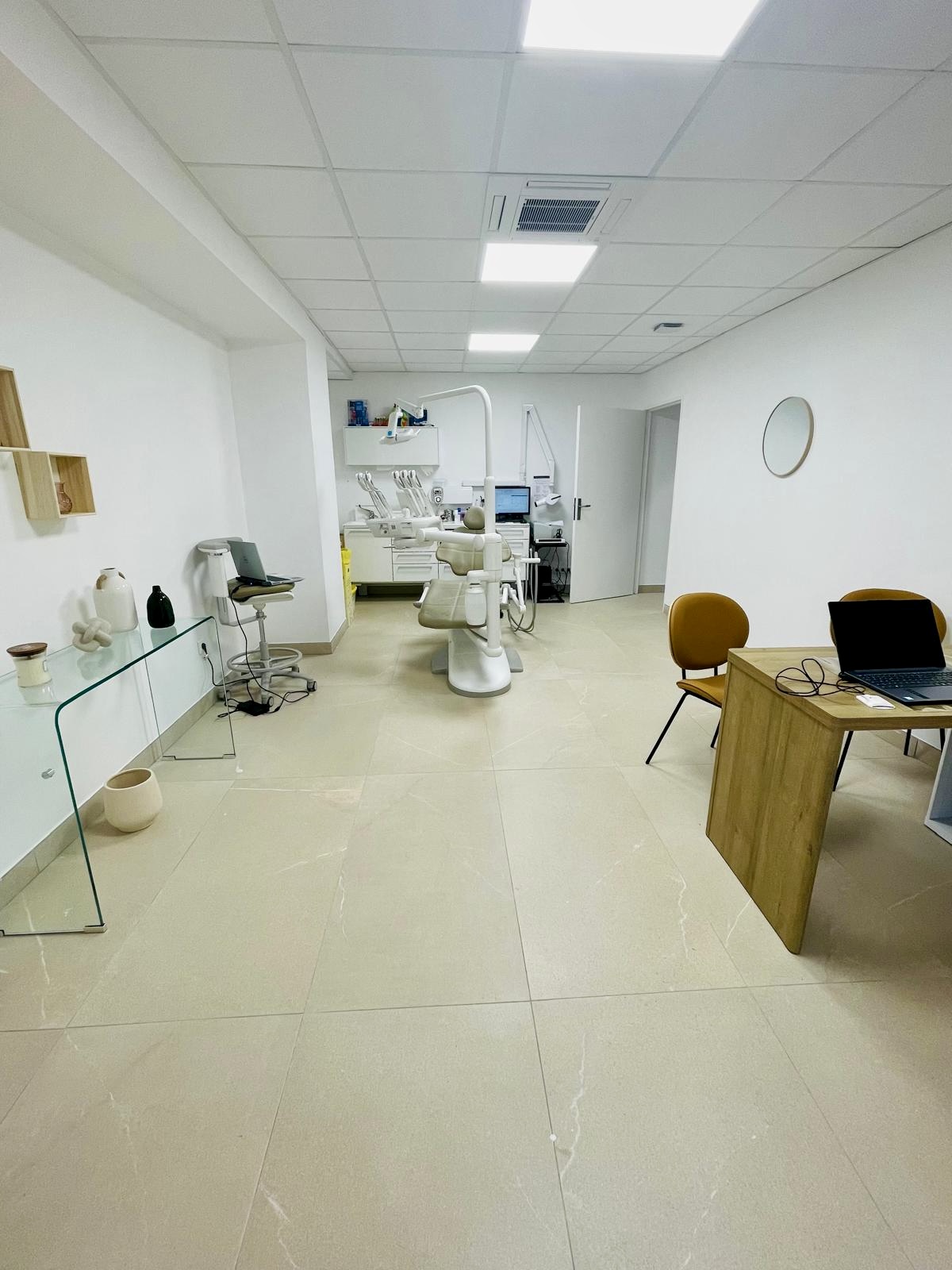 Salle de soins du cabinet dentaire avec fauteuil dentaire