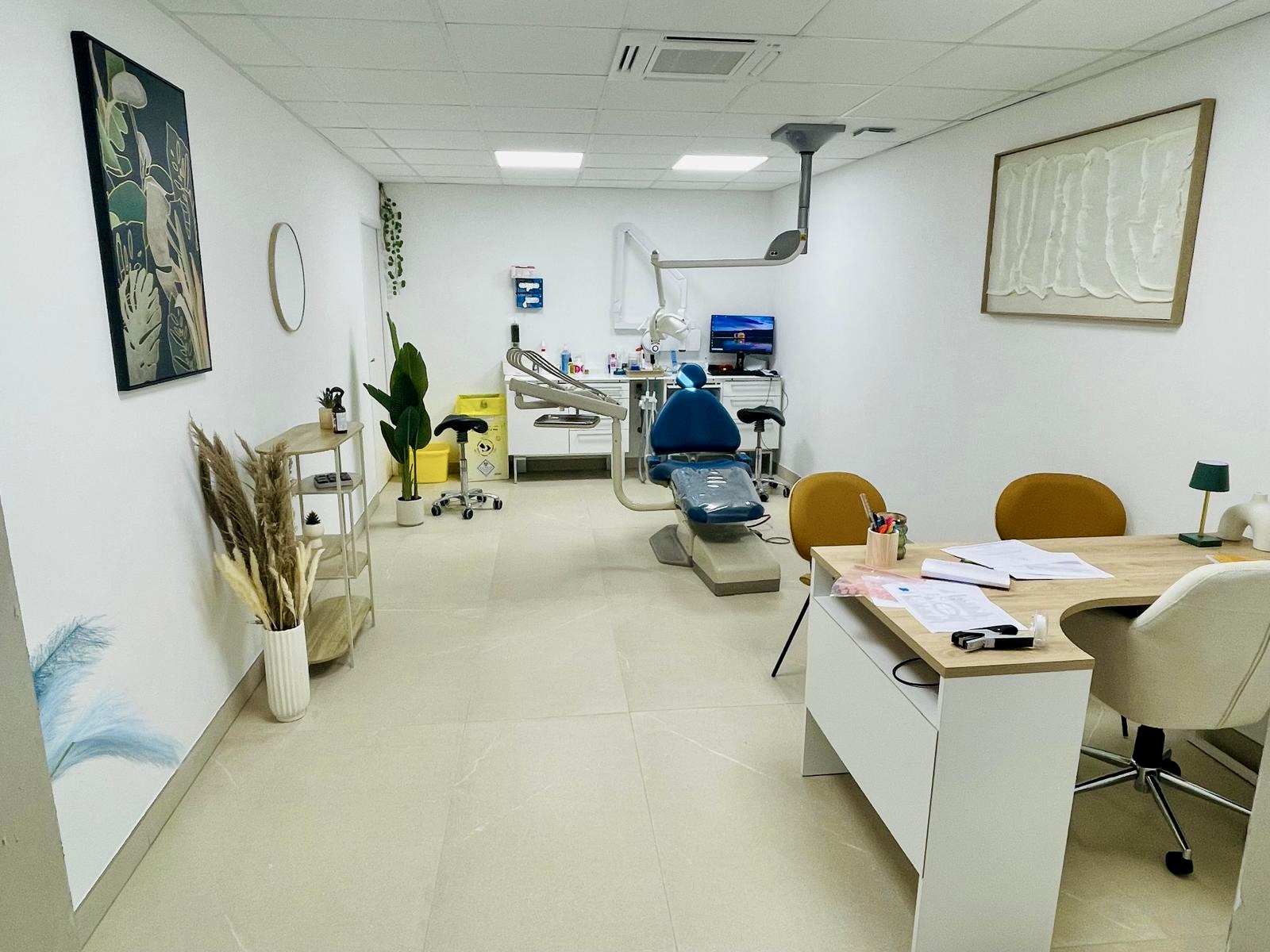 Cabinet dentaire avec fauteuil de soins et espace de consultation